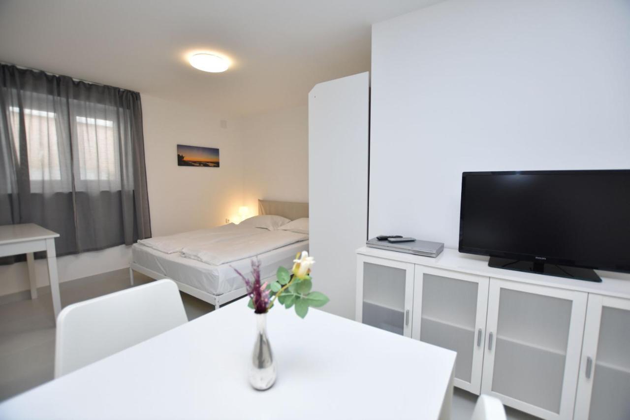 Apartments Leonardo Primošten Esterno foto